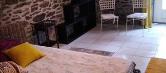 Spacious room with direct access, right in the center, 5 minutes from the beach