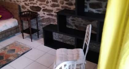 Spacious room with direct access, right in the center, 5 minutes from the beach