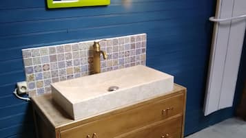 Dusche, Haartrockner, Handtücher, Toilettenpapier