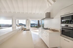 Frigorífico, horno, placa de cocina y lavavajillas