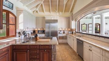 Coffee/tea maker, fridge, oven, stovetop