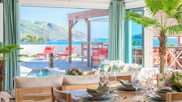 Un comedor con vistas al mar, asientos al aire libre y una piscina.