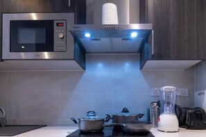 Frigorífico, microondas y utensilios de cocina