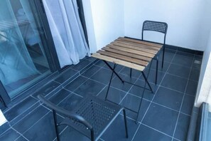 Outdoor dining - Plush Studio @Embassy Gardens (Accra)