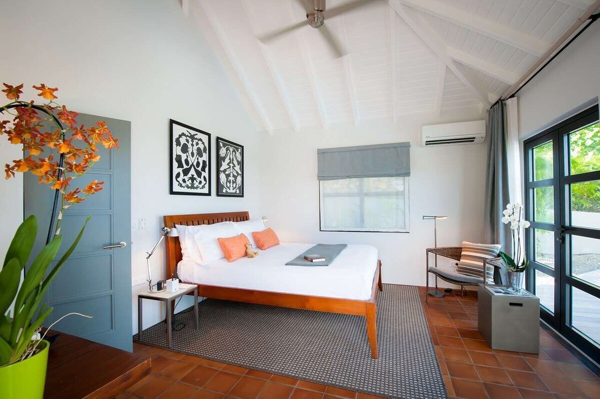 Spacious Living Room