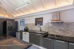 Køleskab, ovn, kogeplade, opvaskemaskine