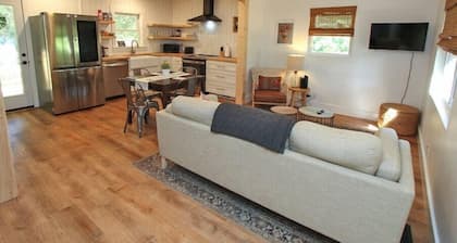 Charming and cozy cottage in Davidson, NC