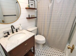 Hair dryer, towels, soap, toilet paper - Charming and cozy cottage in Davidson, NC (Davidson)