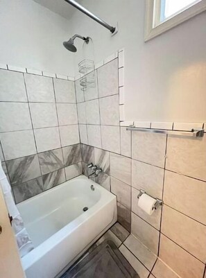 Sèche-cheveux, serviettes fournies, papier toilette