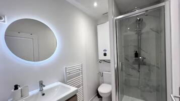 Douche, sĂšche-cheveux, serviettes fournies, savon