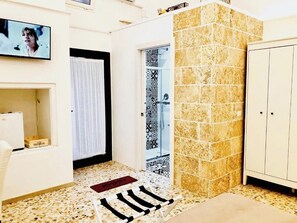 Camera Deluxe | Bagno | Doccia, soffione a pioggia, set di cortesia firmato, asciugacapelli