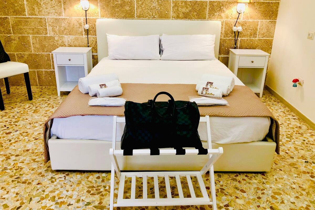 Deluxe Room | 1 bedroom, Frette Italian sheets, premium bedding, down comforters