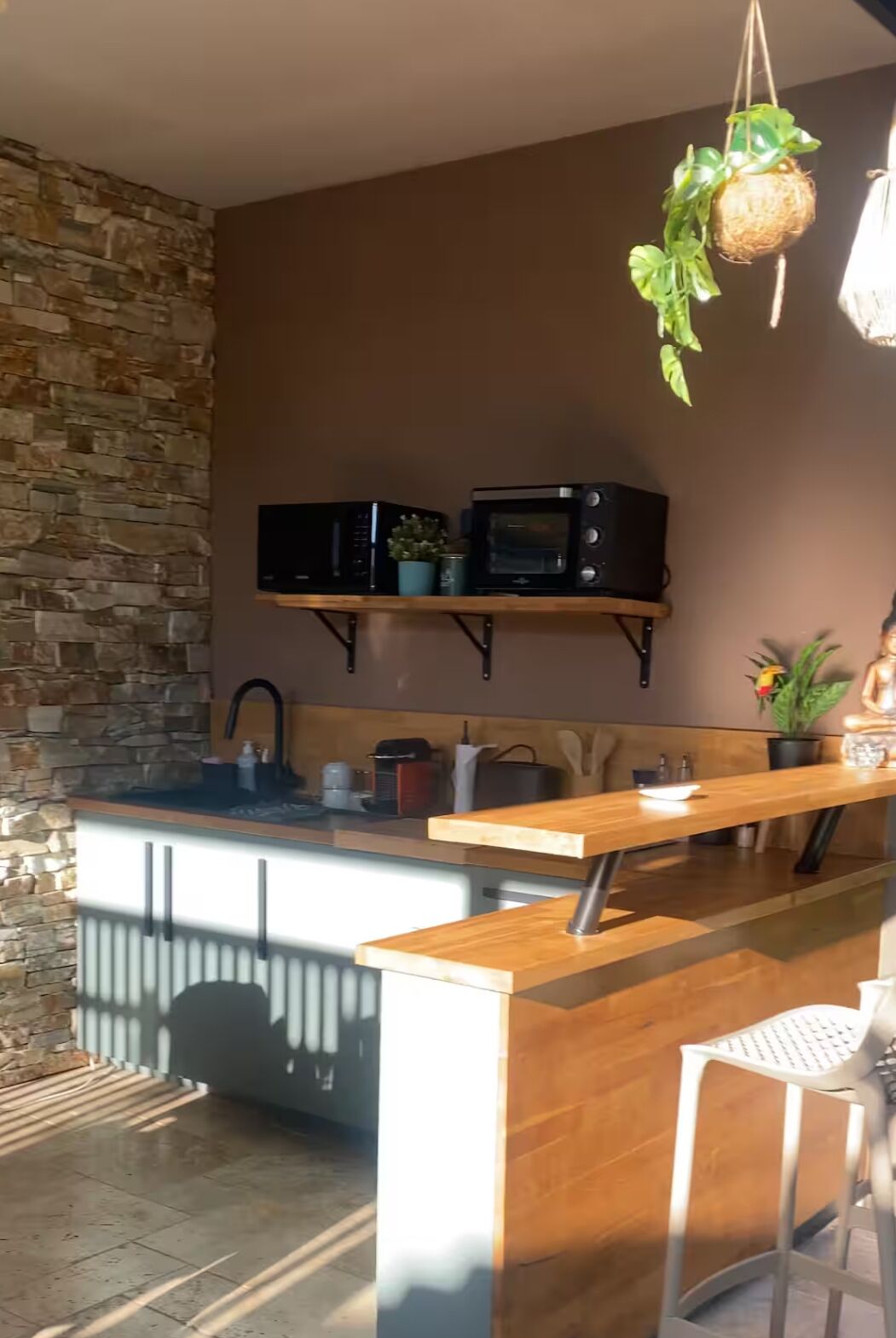 Réfrigérateur, micro-ondes, plaque de cuisson, cafetière/bouilloire