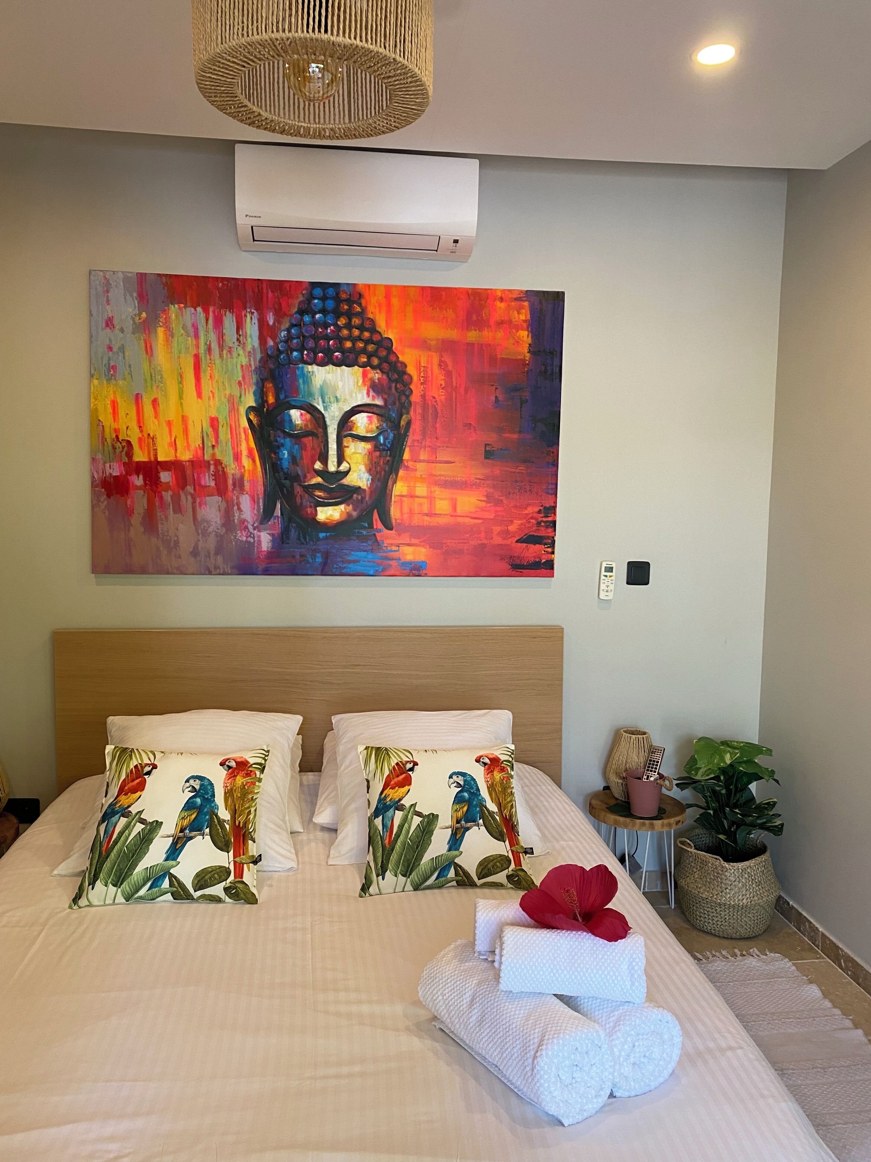 1 quarto, ferros/tábuas de passar roupa, berço de viagem
