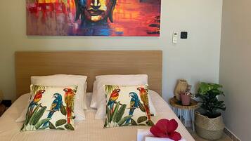 1 quarto, ferros/tábuas de passar roupa, berço de viagem