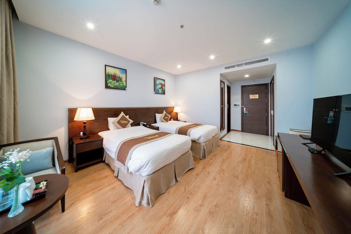 Seprai premium, minibar, brankas, dan meja kerja