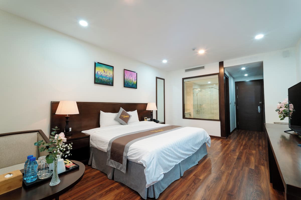 Kamar Double Deluks | Seprai premium, minibar, brankas, dan meja kerja
