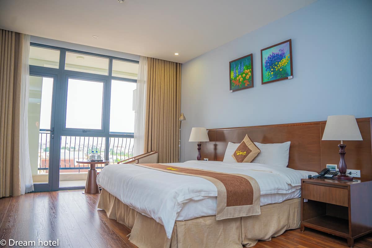 Kamar Double Standar | Seprai premium, minibar, brankas, dan meja kerja
