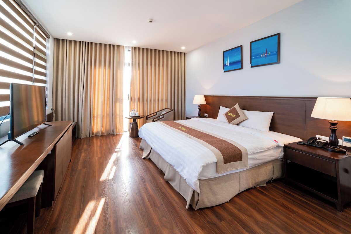 Kamar Double Superior | Seprai premium, minibar, brankas, dan meja kerja