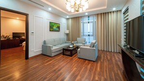 Una sala moderna con un conjunto de sofá, una mesa de centro y un televisor.