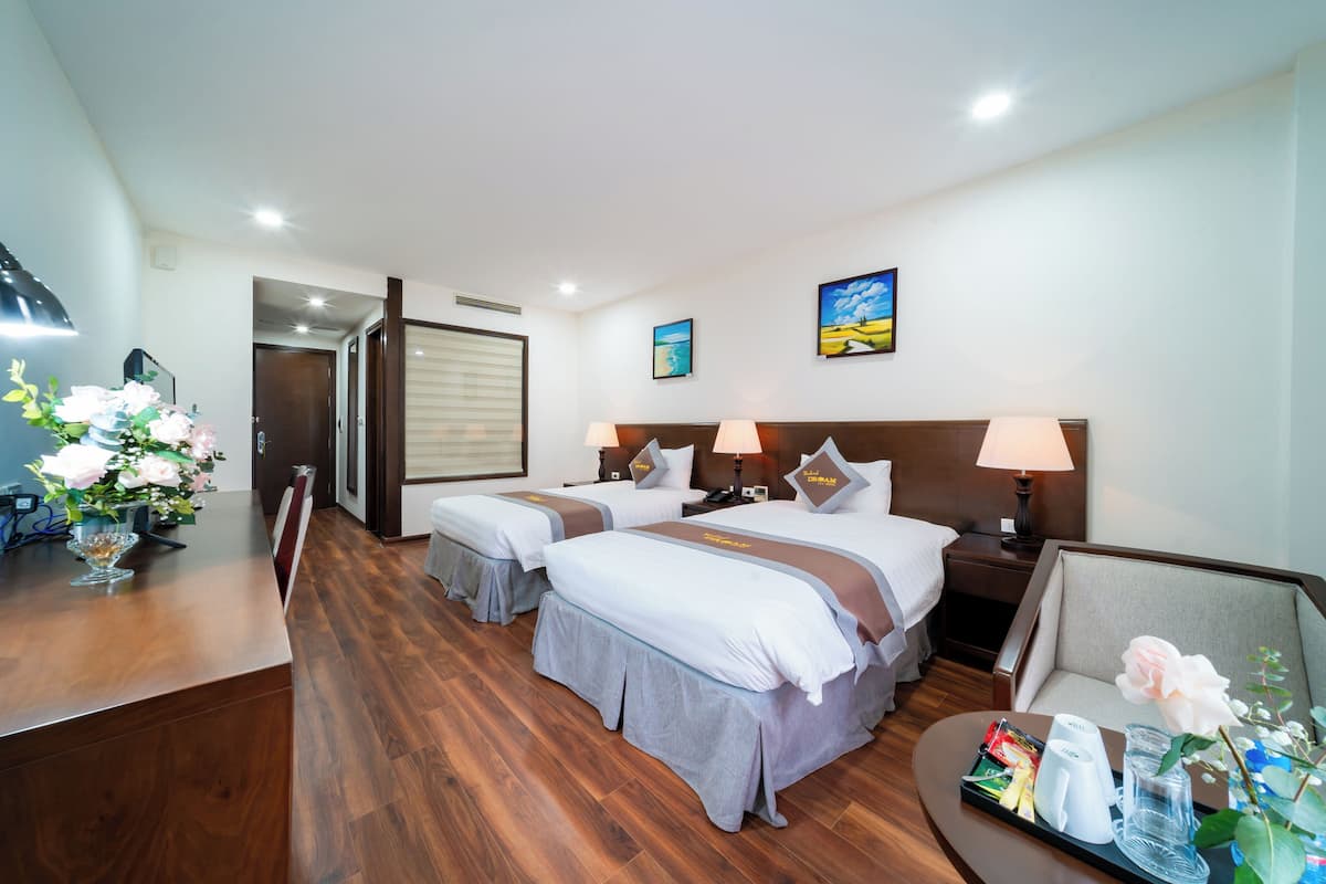 Kamar Twin Standar | Seprai premium, minibar, brankas, dan meja kerja