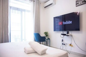 Skrivebord, strykejern/-brett, wi-fi (inkludert) og sengetøy