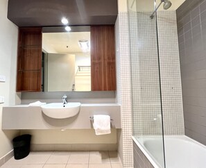 Hair dryer, towels - Fantastic 4BR in CBD by Readyset (Melbourne)
