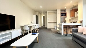 Un appartement moderne comprenant un salon, un coin repas et une cuisine.