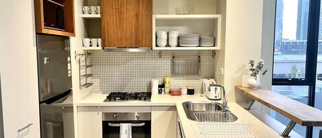 Kühlschrank, Mikrowelle, Ofen, Herdplatte