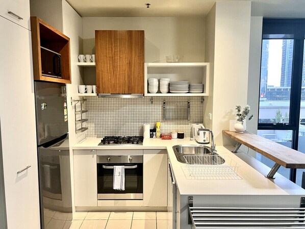 Een koelkast, een microgolfoven, een oven, een kookplaat