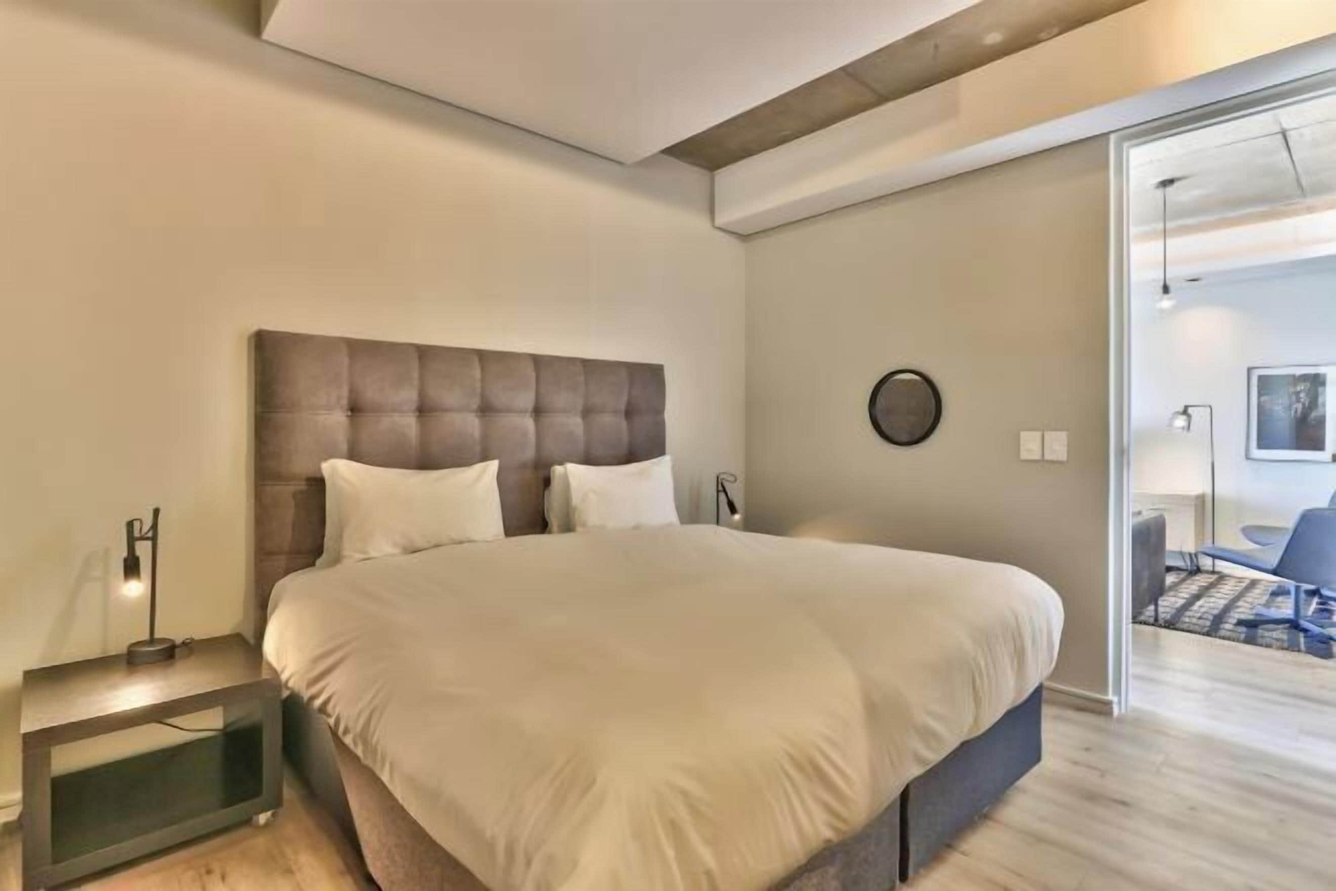 خزنة داخل الغرفة وبديكورات فريدة لكل غرفة وطراز فريد لكل وحدة