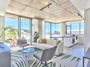 Appartement Ville | Aire de séjour | Téléviseur connecté, services de diffusion en continu