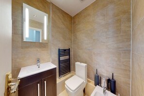 Een bidet, handdoeken