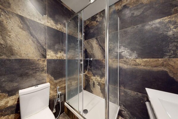 Een bidet, handdoeken