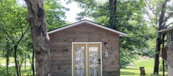 Mini-cabin 2 minutes from Laura Ingalls Wilder & Pet Friendly!