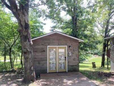 Mini-cabin 2 minutes from Laura Ingalls Wilder & Pet Friendly!