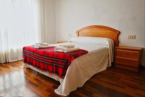 2 slaapkamers, een strijkplank/strijkijzer, reisbedje, wifi