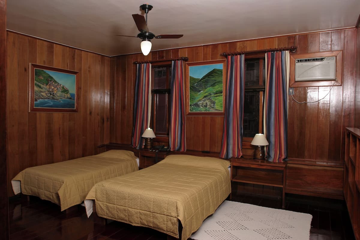 1 slaapkamer, een kluis op de kamer, een strijkplank/strijkijzer