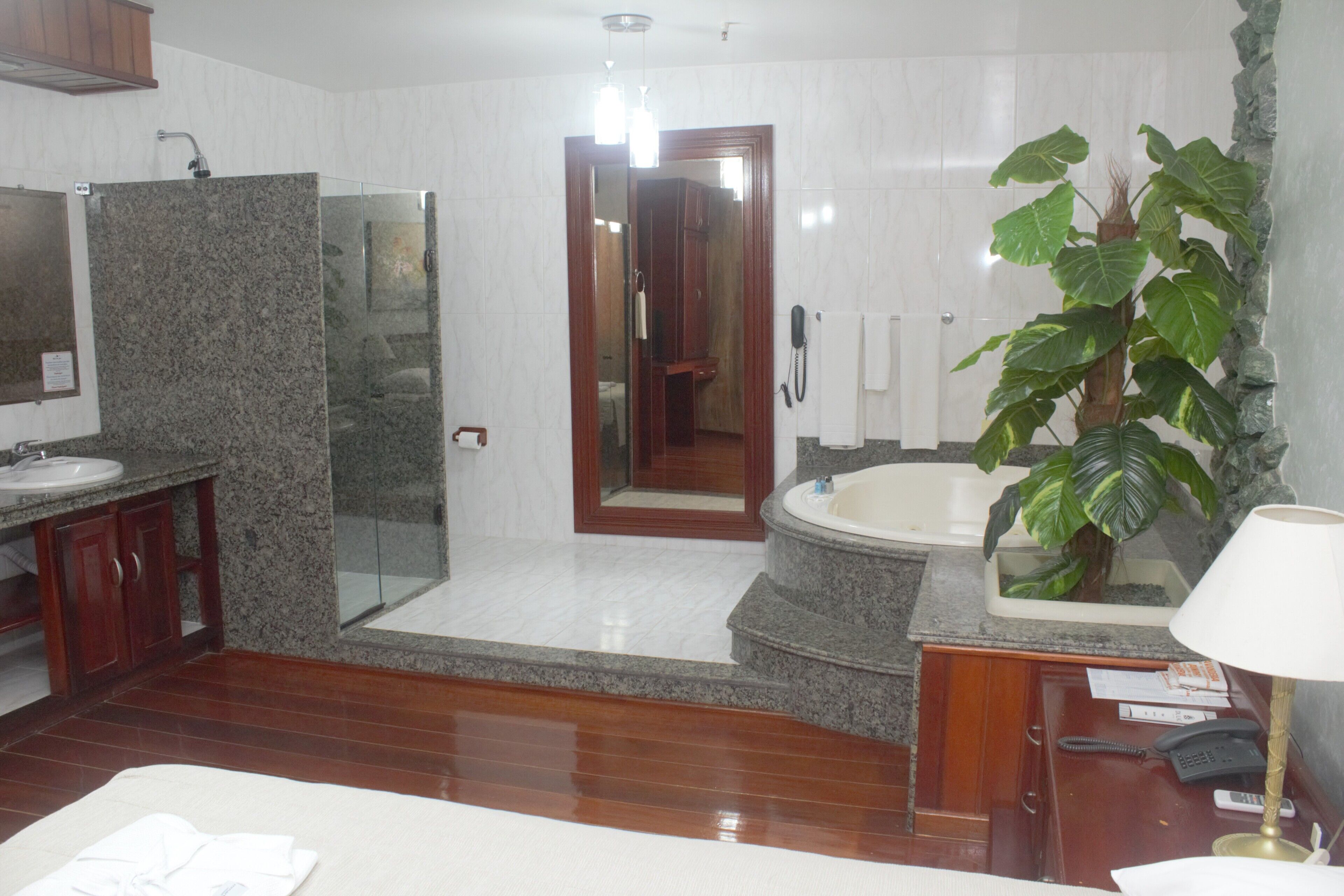 Luxury Suite | In-room safe, iron/ironing board, free WiFi, bed sheets