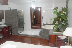 Caja de seguridad en la habitación y tabla de planchar con plancha