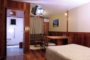 Cofres nos quartos, ferros/tábuas de passar roupa, Wi-Fi de cortesia