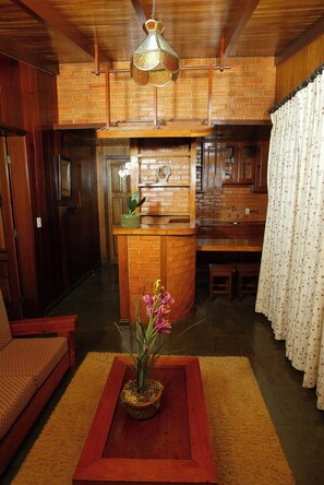 Junior suite | Woonruimte | Een 32-inch flatscreentelevisie met kabelzenders