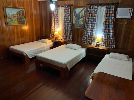 Caja de seguridad en la habitación y tabla de planchar con plancha