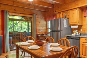 Dining - Cozy, Conveniently located cabin. Pet Friendly (Gatlinburg)