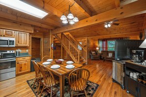 Interior - Cozy, Conveniently located cabin. Pet Friendly (Gatlinburg)