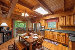 Fridge, microwave, oven, stovetop - Cozy, Conveniently located cabin. Pet Friendly (Gatlinburg)