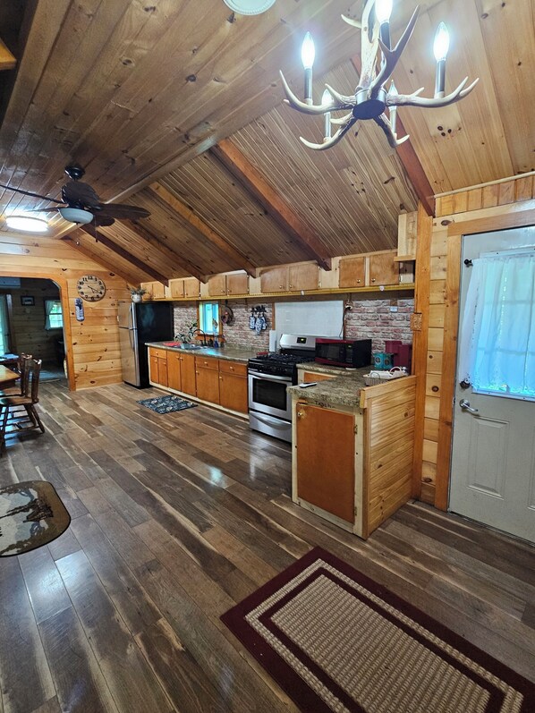 Jääkaappi, mikroaaltouuni, uuni, liesi