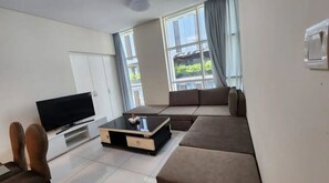 Living area - Stunning 2BR Apartment / Blueoceanholidayhomes (Dubai)