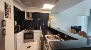 Private kitchen - Stunning 2BR Apartment / Blueoceanholidayhomes (Dubai)