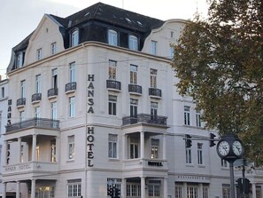 Un edificio de varios pisos con el nombre 